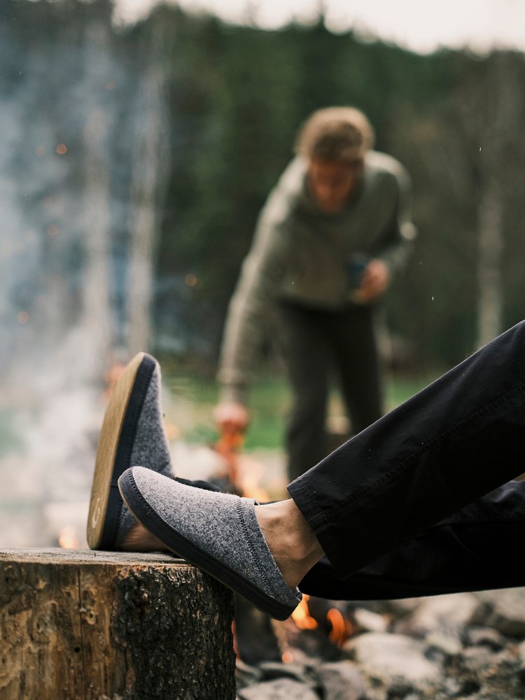 Tommy Bahama OluKai® Hāmani Hulu Felt Mules